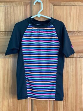 O’Rageous girl’s size 7 rash guard/swim top, size small short sleeved swim top
